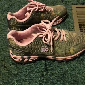 Real tree Girl camp/pink tin is shoes brand new